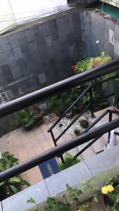 una vista aérea de un jardín con plantas en Quartos no centro de Salvador, en Salvador