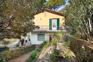 a house with a balcony and trees at Uliveto in Camogli