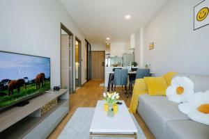 - un salon avec un canapé et une télévision dans l'établissement Sky River, Luxury Infinity, Center Chiang Mai, à Chiang Mai