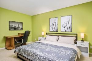Un dormitorio con una cama y un escritorio con una computadora. en Seiben Creek Retreat, en Clackamas