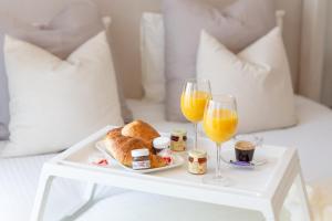a tray of food and two glasses of orange juice at Cinéma Moon Luxury - Gare 3min - Proche Paris in Massy