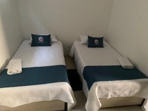 2 camas individuais num pequeno quarto em CIC Apartamento amoblado Mirador del Sinú em Montería