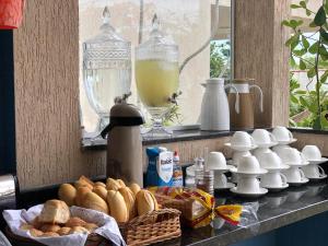 Options de petit-déjeuner proposées aux clients de l'établissement Pousada Recanto do Chef