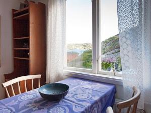 Gerlesborgにある3 person holiday home in HAMBURGSUNDの窓の前に鉢をかけたテーブル