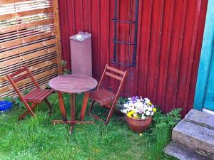 Gerlesborgにある3 person holiday home in HAMBURGSUNDのテーブルと椅子2脚、テーブルと花