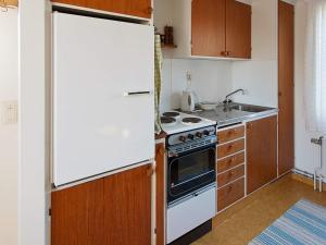 Gerlesborgにある3 person holiday home in HAMBURGSUNDのキッチン(白い冷蔵庫、シンク付)