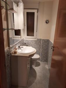 łazienka z umywalką i toaletą w obiekcie Apartamento con jardín w mieście Lira +9 zdjęć