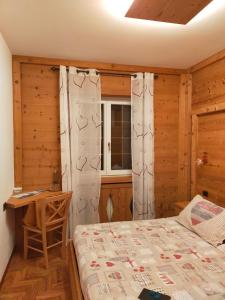 una camera con letto e finestra di Romantiche Orobie B&B a Bordogna