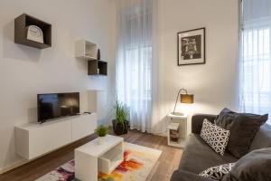 Televízia a/alebo spoločenská miestnosť v ubytovaní Modern Stylish Loft next to New York Palace