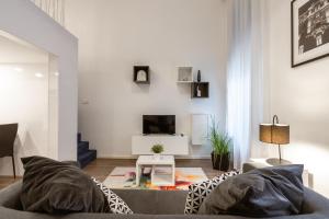 Televízia a/alebo spoločenská miestnosť v ubytovaní Modern Stylish Loft next to New York Palace