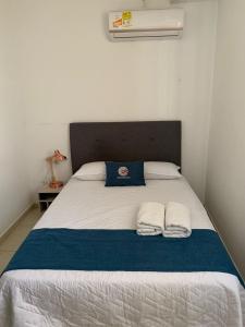 sypialnia z łóżkiem z dwoma ręcznikami w obiekcie CIC Apartamento amoblado Mirador del Sinú w mieście Montería