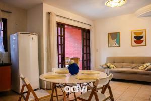 uma cozinha e sala de estar com mesa e cadeiras em Qavi - Triplex Resort Pipa #Resort19 em Pipa