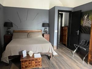 Don Mario Resort في بانتيليريا: غرفة نوم مع سرير ولوحة حمار وحشري على الحائط