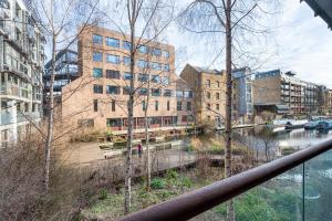 ロンドンにあるD8 - Canal View Apartmentの建物のある街の川の眺め