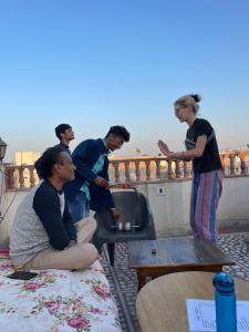 eine Gruppe von Menschen, die um ein Waschbecken stehen in der Unterkunft S A HAVELI GUEST HOUSE in Bikaner