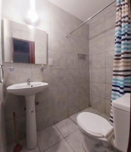 un baño con inodoro y lavabo en Mendoza Alquileres D10, en Ciudad Lujan de Cuyo