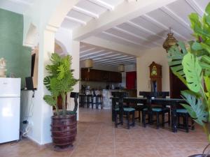 En restaurant eller et andet spisested på Agadir-Taghazout Magnifique Villa Dar Lina 4 etoiles