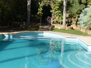 une piscine bleue dans une cour avec un chemin dans l'établissement Agadir-Taghazout Magnifique Villa Dar Lina 4 etoiles, à Agadir