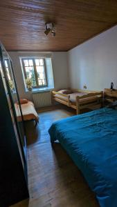 - une chambre avec 2 lits et une fenêtre dans l'établissement Escale du château de Promery 1389, à Annecy