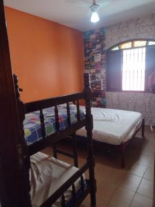 1 Schlafzimmer mit 2 Etagenbetten und einem Fenster in der Unterkunft Casa em Peruibe 3 dormitórios sendo 1 suite in Peruíbe