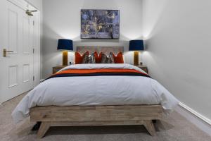 una camera da letto con un grande letto con cuscini rossi di Wilton House Belfast Serviced Apartments a Belfast
