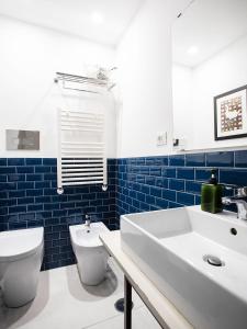 łazienka z białą umywalką i toaletą w obiekcie BB Casamatta w mieście Napoli