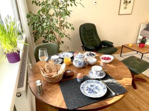 a table with plates and cups and drinks on it at zentrumsnahe Leipzig-Apartments, nahe UFZ und BMW inkl Parkplatz und Fahrräder in Leipzig +32 photos