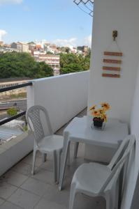 - Balcón con mesa blanca y 2 sillas en Quartos no centro de Salvador, en Salvador