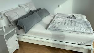 Un pat sau paturi într-o cameră la Leben wie Zuhause in Nürnberg - Live in A37