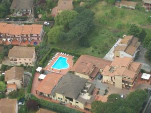 カスティリオーネ・デル・ラーゴにあるHotel Duca Della Corgnaのスイミングプール付きの家屋の空中ビュー