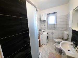 uma casa de banho com um WC e um lavatório em Apartman Anita em Kaštela