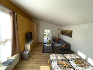een woonkamer met een bed en een bank bij Römer Appartement mit sonniger Terrasse in Bad Reichenhall