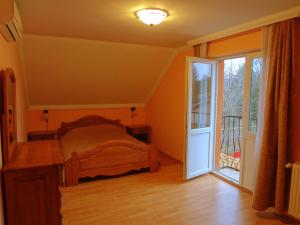 A bed or beds in a room at Horváth Vendégház