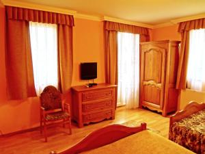 A television and/or entertainment centre at Horváth Vendégház