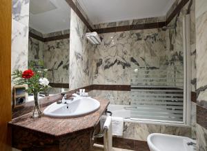 A bathroom at Zenit Dos Infantas