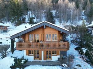 une cabane en rondins avec de la neige au sol dans l'établissement Chalet le Joyau, à Nendaz