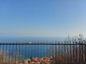 una valla con vistas al océano en La Rosa dei Venti, en Bergeggi