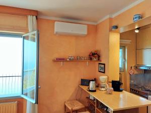 Una cocina con paredes naranjas y encimera de madera. en La Rosa dei Venti, en Bergeggi 60 fotos más