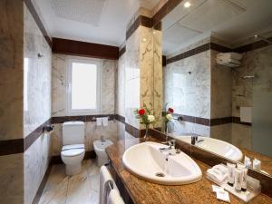 A bathroom at Zenit Dos Infantas