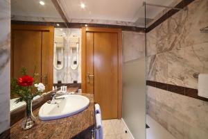 A bathroom at Zenit Dos Infantas