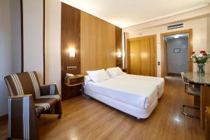 A bed or beds in a room at Zenit Dos Infantas