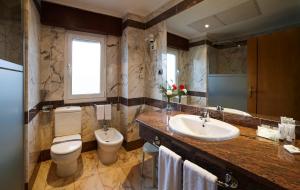 A bathroom at Zenit Dos Infantas