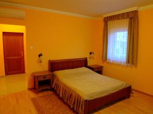 A bed or beds in a room at Horváth Vendégház