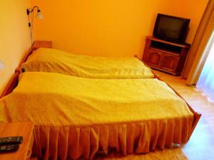 A bed or beds in a room at Horváth Vendégház