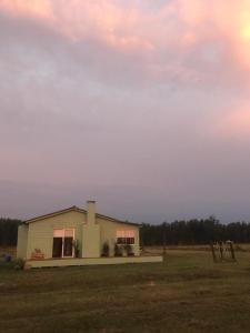 una pequeña casa en medio de un campo en Chacra marítima en Garzon Jose ignacio, en José Ignacio