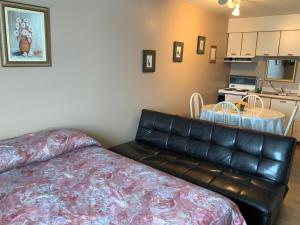 a living room with a couch and a kitchen at Motel Rayalco in Laurier Station