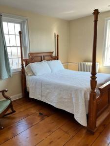 um quarto com uma cama e piso em madeira em Farmhouse at Landyshade em Lancaster