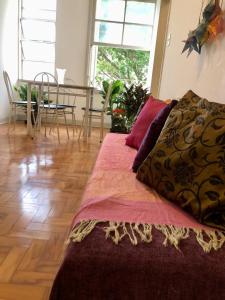 een slaapkamer met een bed en een eetkamer bij Apartamento Liberdade in Sao Paulo
