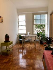 een woonkamer met een tafel en stoelen bij Apartamento Liberdade in Sao Paulo