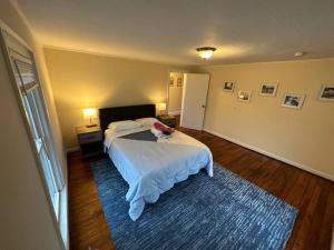 sypialnia z łóżkiem z kotem siedzącym na nim w obiekcie The Yellow Door 3-bedroom downtown near VT&RU w mieście Radford